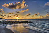 Sonnenuntergang über der Dickenson Bay; St. John's, Antigua, Westindische Inseln