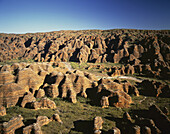 Zerklüftete Landschaft mit erodierten Felsformationen