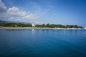 Blick zurück auf das Zentrum von Dili vom Wasser aus; Dili, Timor-Leste