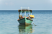 Holzboot auf dem ruhigen Golf von Thailand; Sihanoukville, Kambodscha