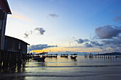 Boote im Hafen bei Sonnenuntergang vor Tui Beach, Insel Koh Rong; Sihanoukville, Kambodscha