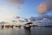 Boote bei Sonnenuntergang vor dem Strand von Tui, Insel Koh Rong; Sihanoukville, Kambodscha