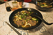 Traditionelle taiwanesische Rindfleischnudelsuppe in einem lokalen Restaurant in Jincheng; Kinmen-Insel, Taiwan