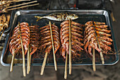 Einige Stäbchen mit Krabben vom berühmten Krabbenmarkt von Kep; Kep, Kambodscha