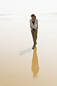 Junge Frau beim Spaziergang am Strand von Huohu, nördlich der Insel Kinmen; Taiwan