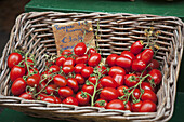 Reife Tomaten zum Verkauf; Riomaggiore, Ligurien, Italien