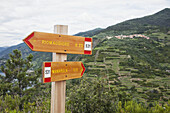 Hinweisschilder auf einem Wanderweg; Manarola, Ligurien, Italien