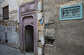 Stimmungsvolles altes Portal im jüdischen Viertel; Fes, Marokko