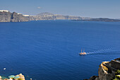 Ein Zweimast-Segelschiff fährt durch die Caldera der Insel Santorin; Santorin, Griechenland