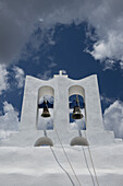 Ein weiß getünchter Glockenturm und dramatische weiße Wolken; Sifnos, Kykladen, Griechische Inseln, Griechenland