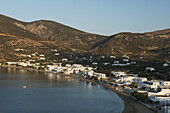 Weiß getünchte Gebäude entlang des Wassers; Platis Ghialos, Sifnos, Kykladen, Griechische Inseln, Griechenland