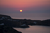Sonnenaufgang über Stavros Farou im Südosten von Sifnos; Sifnos, Kykladen, Griechische Inseln, Griechenland