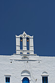 Eine Kirche mit Glockenturm; Pano Petali, Sifnos, Kykladen, Griechische Inseln, Griechenland