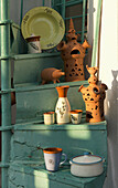 Lokal hergestellte Töpferwaren auf einer Wendeltreppe vor einem Geschäft; Apollonia, Sifnos, Kykladen, Griechische Inseln, Griechenland