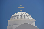 Eine weiße Kuppel und ein Kreuz im Kloster von Panayia Vrysiani; Xembela, Sifnos, Kykladen, Griechische Inseln, Griechenland