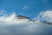 Der Bergrücken des Mulanje-Massivs, der sich über den Wolken des frühen Morgens erhebt; Malawi