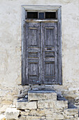 Verwitterte Holztür mit Steinplatten-Stufen; Arsos, Limassol, Zypern
