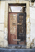Hölzerne Doppeltüren mit zwei verschiedenen Oberflächen; Nikosia, Zypern