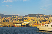 Boote im Hafen und Gebäude an der Uferpromenade; Genua, Ligurien, Italien