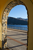 Blick auf den Luganer See durch einen Torbogen; Lugano, Tessin, Schweiz
