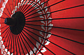 Japanischer roter Regenschirm; Kyoto, Japan