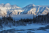 Grey Ridge erhebt sich über den Wheaton River in der Nähe von Whitehorse; Yukon, Kanada