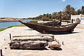 Alte Boote und Ankersteine, Archäologischer Park Al Baleed; Salalah, Dhofar, Oman