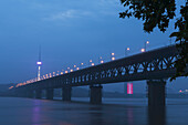 Wuhan-Brücke und Jangtse-Fluss; Wuhan, Provinz Hubei, China