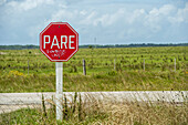 Stoppschild an der Straße nach Valizas; Uruguay