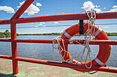 Rotes Geländer und Rettungsschwimmer an der Flussüberquerung bei Cebollati; Uruguay