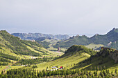Panoramablick auf die Granitfelsen des Khentii-Gebirges vom buddhistischen Initiations- und Meditationszentrum Aryabala, Gorkhi-Terelj-Nationalpark, Mongolei