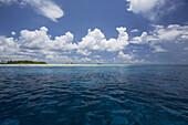 Atoll mit Schiff in der Ferne; Tahiti