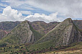Nahezu vertikale Sandsteinschichten bilden einen gewundenen Rücken aus markanten, vielfarbigen Bergrücken im Toro-Toro-Nationalpark; Bolivien