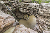Einzigartig geschnitzte Felsen und eine natürliche Brücke um einen unbenannten Wasserfall, Toro Toro Nationalpark; Bolivien