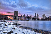 Brooklyn Bridge With Snow-Covered Landscape At Sunset, Brooklyn Bridge Park; Brooklyn, New York, Vereinigte Staaten Von Amerika
