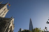 Der Shard-Wolkenkratzer von Renzo Piano erhebt sich hinter der Southwark Cathedral; London, England