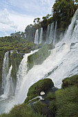 Eine Reihe beeindruckender Wasserfälle, von der Seite fotografiert; Missiones, Argentinien