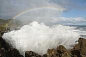 Punakaiki Blowholes mit einem Regenbogen, Westküste der Südinsel; Neuseeland
