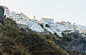 Weiß getünchte Gebäude an einem Hang auf einer griechischen Insel; Santorini, Griechenland
