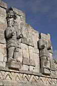 Atlantes-Figuren, Palast der Masken, archäologische Stätte Kabah; Yucatan, Mexiko