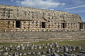 Steinglyphen vor dem Maskenpalast, archäologische Stätte Kabah; Yucatan, Mexiko