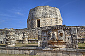 Runder Tempel, Chac-Komplex (Vordergrund), Mayapan Maya-Ausgrabungsstätte; Yucatan, Mexiko