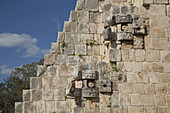 Steinmasken des Regengottes Chac, Pyramide des Magiers, archäologische Maya-Stätte Uxmal; Yucatan, Mexiko