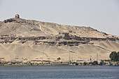 Der Nil und die Gräber der Adligen im Hintergrund; Assuan, Ägypten