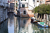 Im ruhigen Kanal vertäute Boote; Venedig, Italien