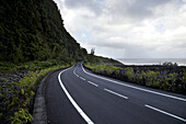 Straße am Meer unter einem dramatischen Himmel; Insel La Réunion, Frankreich