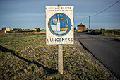 Straßenschild am Ortseingang von Dungeness; Dungeness, Kent, England