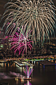 Fourth Of July Macy's Fireworks Over The East River; New York City, New York, Vereinigte Staaten von Amerika