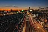 Sonnenuntergang über Sunnyside, Queens mit Manhattan im Hintergrund; New York City, New York, Vereinigte Staaten Von Amerika