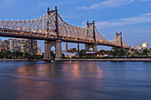 Queensboro (59th Street) Bridge bei Dämmerung; Queens, New York, Vereinigte Staaten Von Amerika